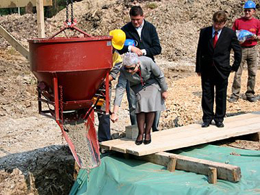 Ministrica Kosor svečano je otvorila radove na zgradi na Dubovcu puštanjem prve količine betona iz mješalice u temelje