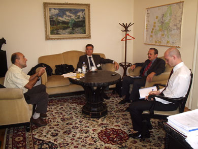 Sindikalni povjerenik u OSRH Vjekoslav Majnarić i predsjednik SDLSN Boris Pleša u razgovoru sa saborskim zastupnikom Krešimirom Čosićem