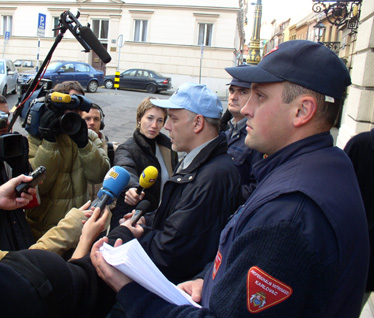 Mladen Magdić (govori u mikrofon) i Goran Franković za vrijeme prosvjeda SDLSN zbog položaja profesionalnih vatrogasaca na Markovom Trgu