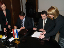 Ministar obrane Berislav Rončević i direktor Pletera Denis Skubic prigodom potpisivanja sporazuma o preuzimanju djelatnika