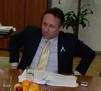 Na upit sindikalaca kada će se službenicima koji su se izjasnili za dragovoljni prestanak službe do 31. listopada dobiti otpremnine koje su trebale biti isplaćene do kraja studenoga, Rončević je odgovorio kako će to biti učinjeno do 31. prosinca 2005.