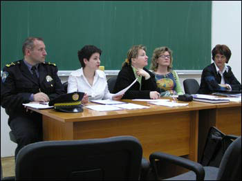 Tribina o sprječavanju obiteljskog nasilja na kojoj je sudjelovala i predsjednica Prekršajnog suda u Bjelovaru Ruža Pavlović Drmačić (prva s desne strane)