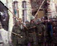 Srpski okupatori pjevali su "bit će mesa klat ćemo Hrvate". Na slici se vidi da su "pjevači", a malo kasnije i koljači bili podjednako iz redova JNA i paravojnih četničkih formacija, ma što danas o njima govorili kojekakvi stanimirovići