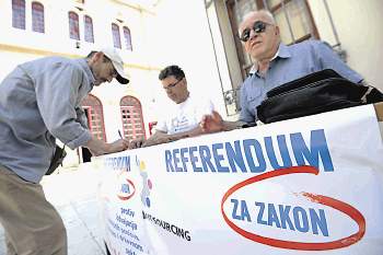 Sibenik, 05.06.2014 - Potpisivanje peticije za referendum o outsourcingu odvija se diljem zupanije
