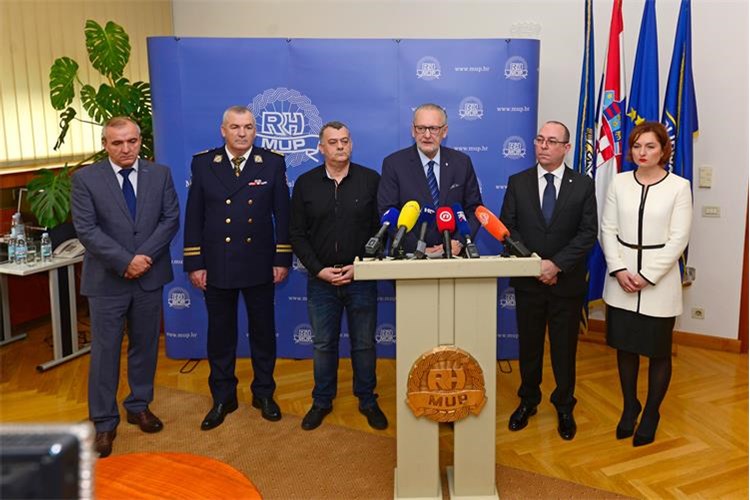 Ministar Božinović i predstavnici reprezentativnih sindikata potpisali Sporazum o visini dodatka i dinamici isplate dodatka u osnovnoj plaći za policijske službenike
