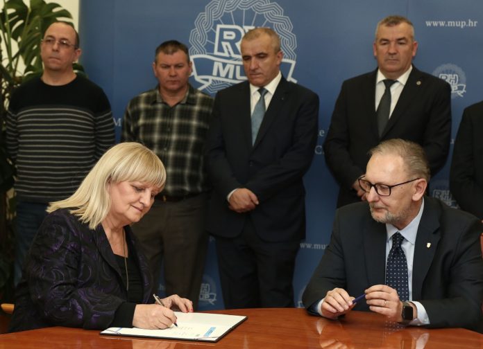 U MUP-u potpisani ugovori za nabavu policijske opreme s hrvatskim tvrtkama